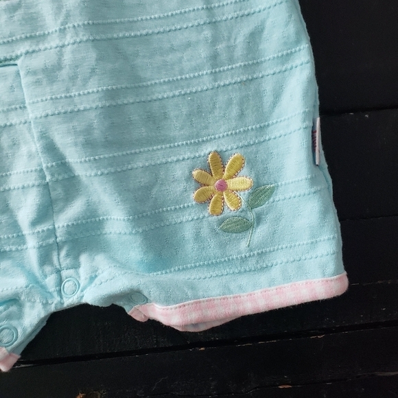 Little Red Hen Baby Girl 6/9 Months Two Pieces Set Blue Romper Bib Flower Button - Picture 3 of 6